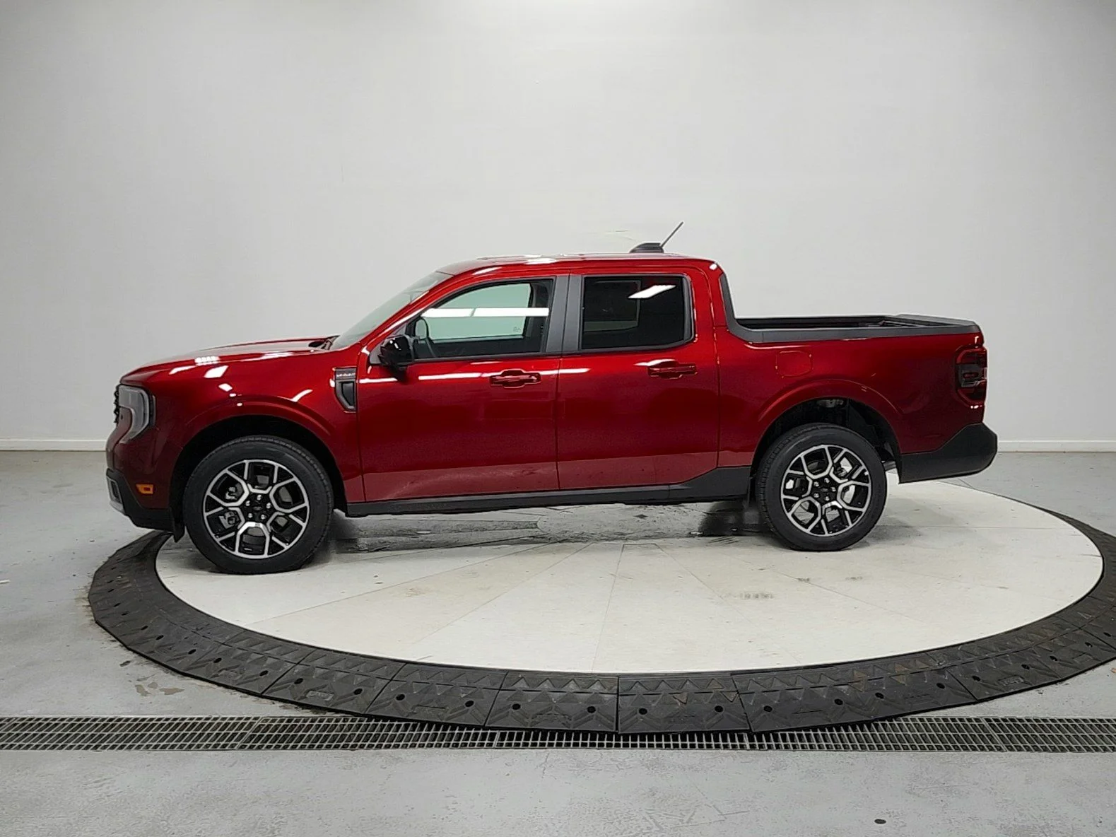 New 2026 Ruby Red Metallic Tinted Clearcoat Ford Lariat® image 4