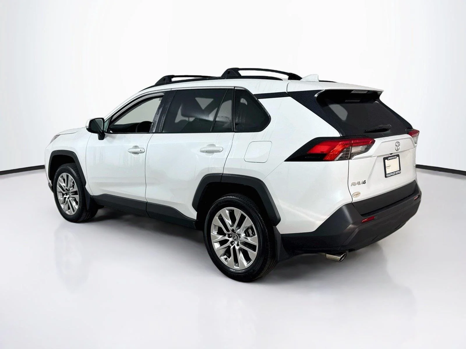 Used 2025 Wind Chill Pearl Toyota XLE Premium image 7