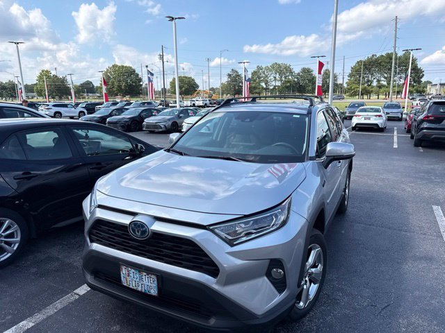 Used 2021 Silver Toyota XLE Premium image 3