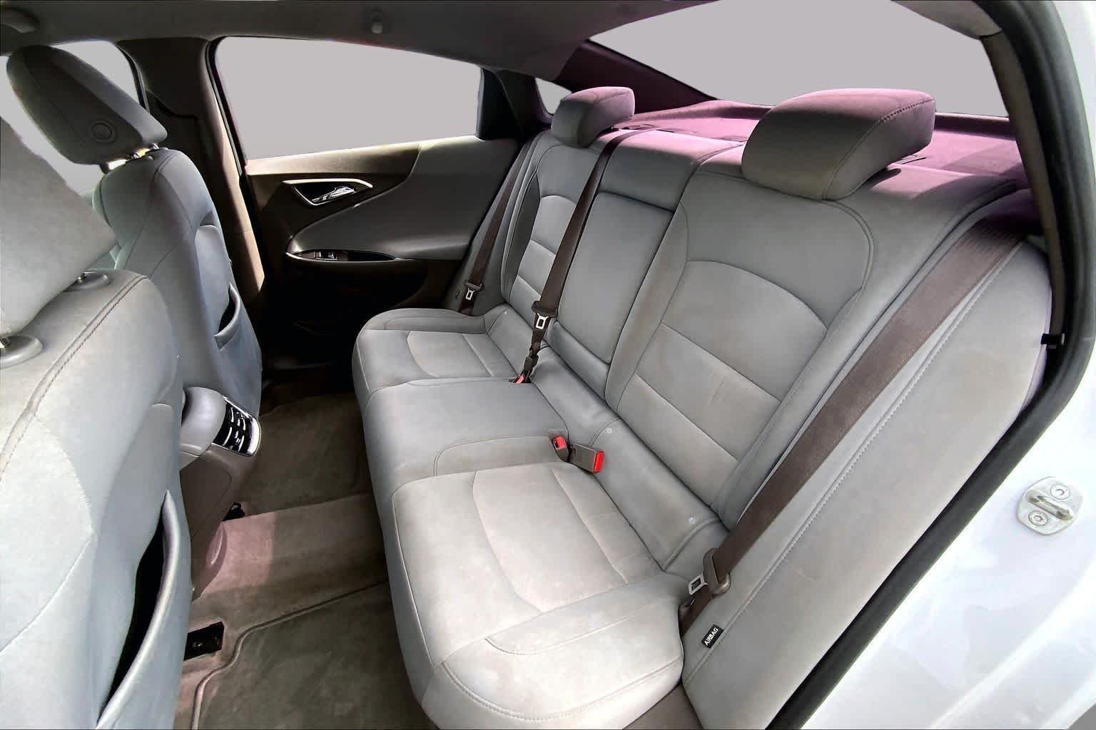 Used 2018 SUMMIT WHITE Chevrolet LT image 21