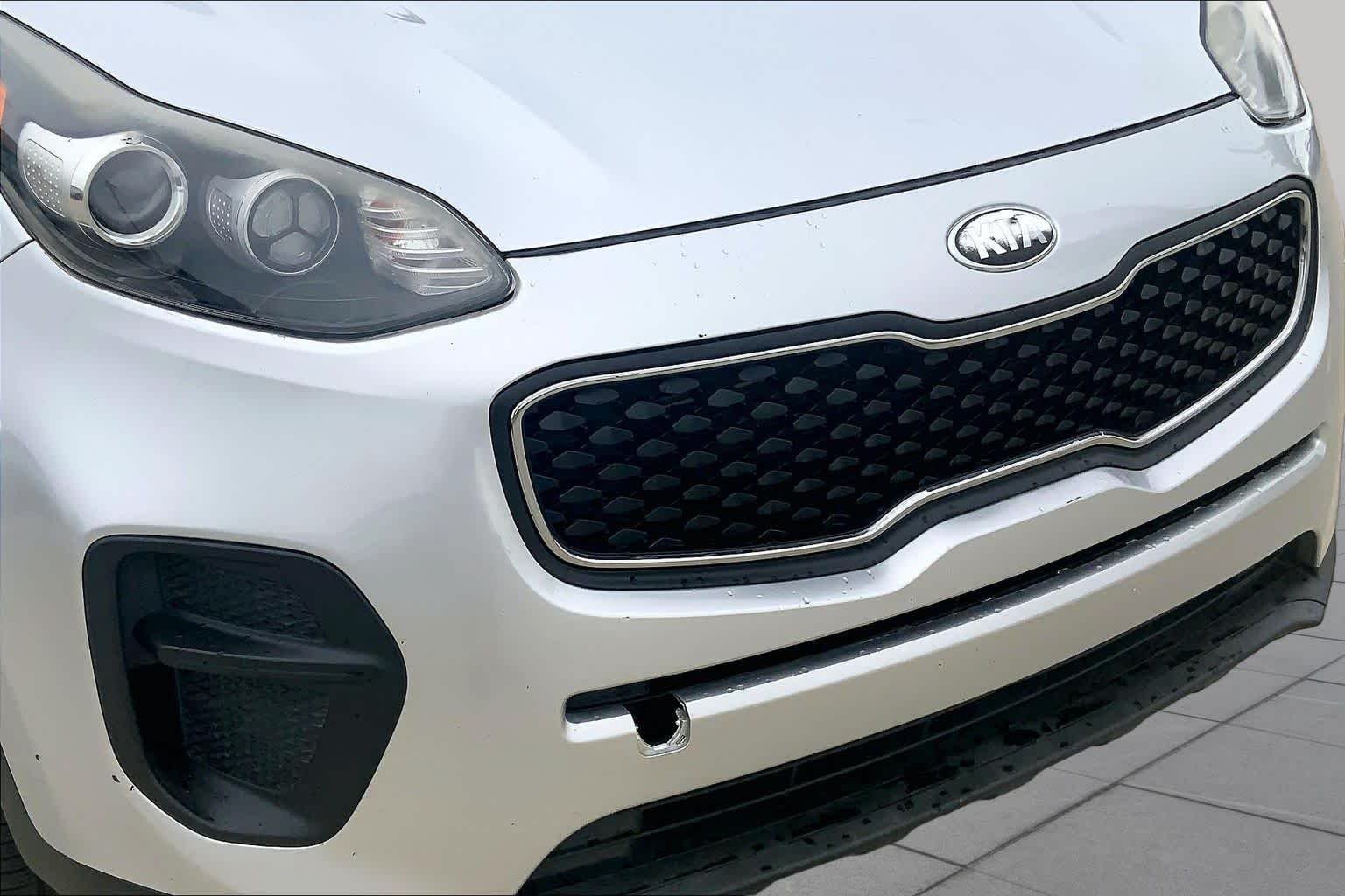 Used 2018 Sparkling Silver Kia LX image 32