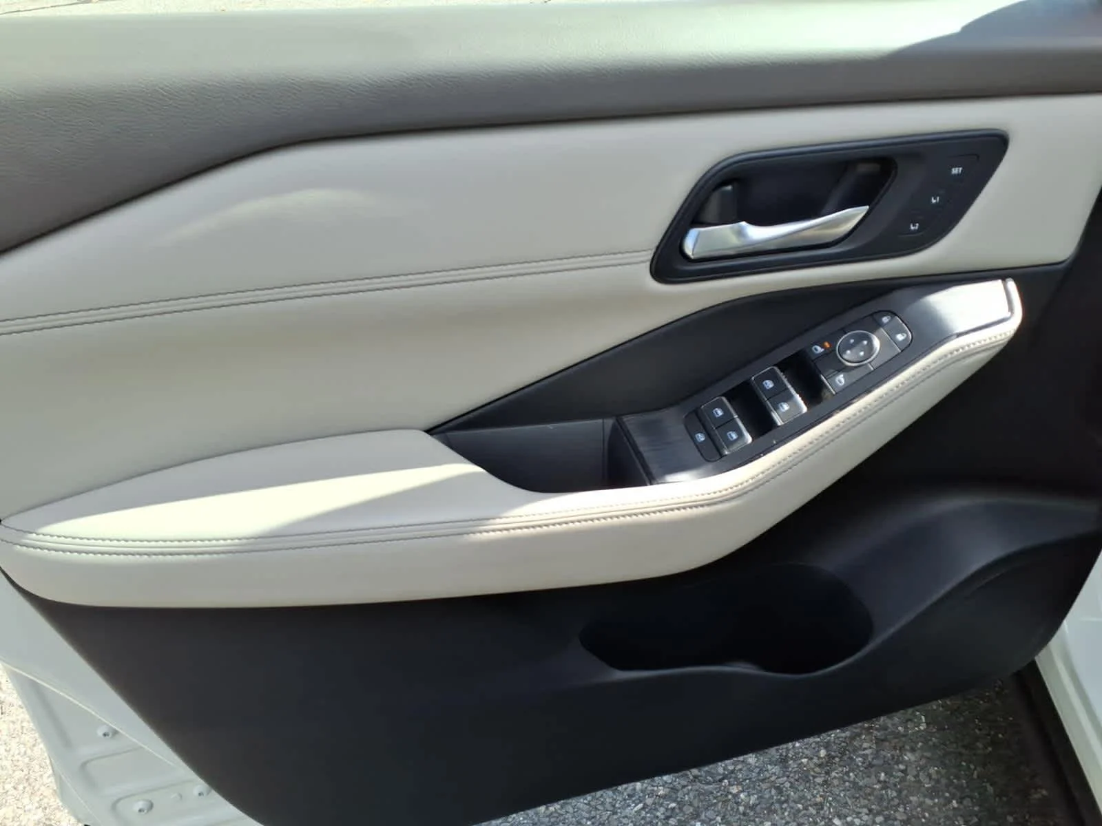 Certified Used 2023 Pearl White Tricoat/Super Black Nissan SL image 17