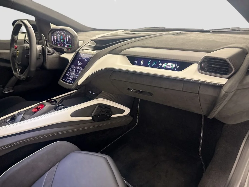 Used 2024  Lamborghini  image 30