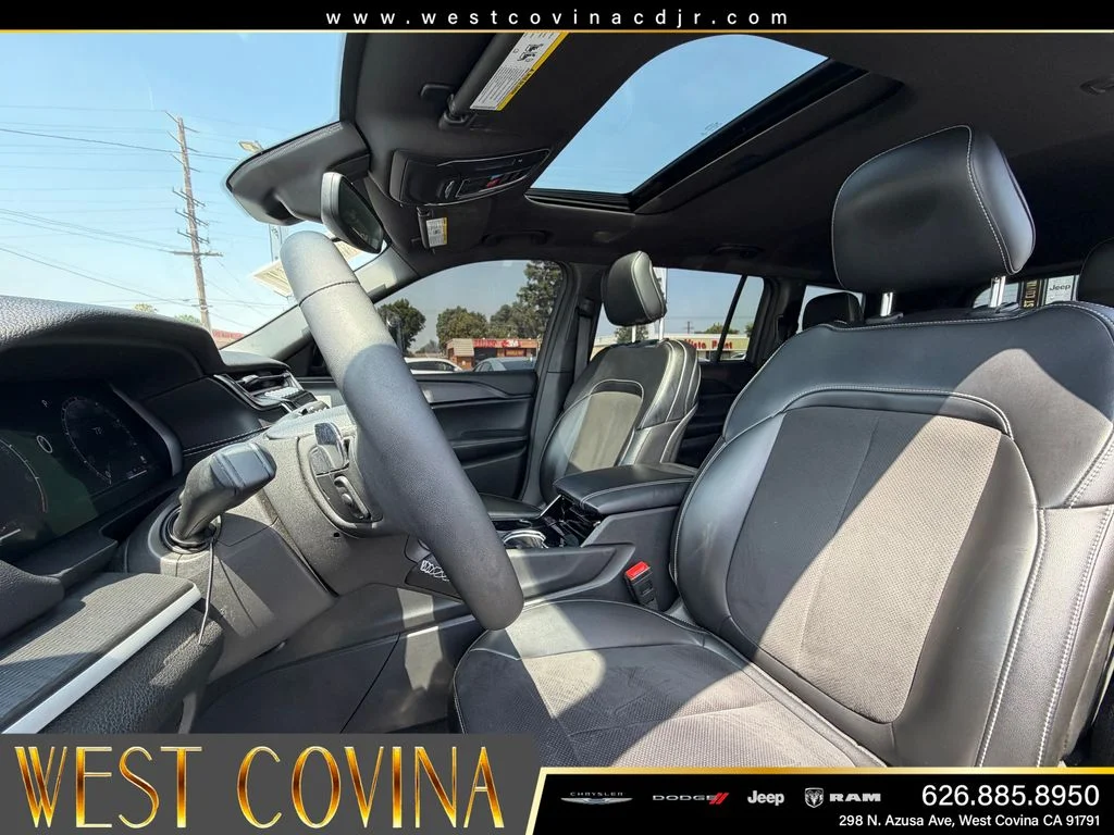 Used 2023 Silver Jeep Altitude image 14