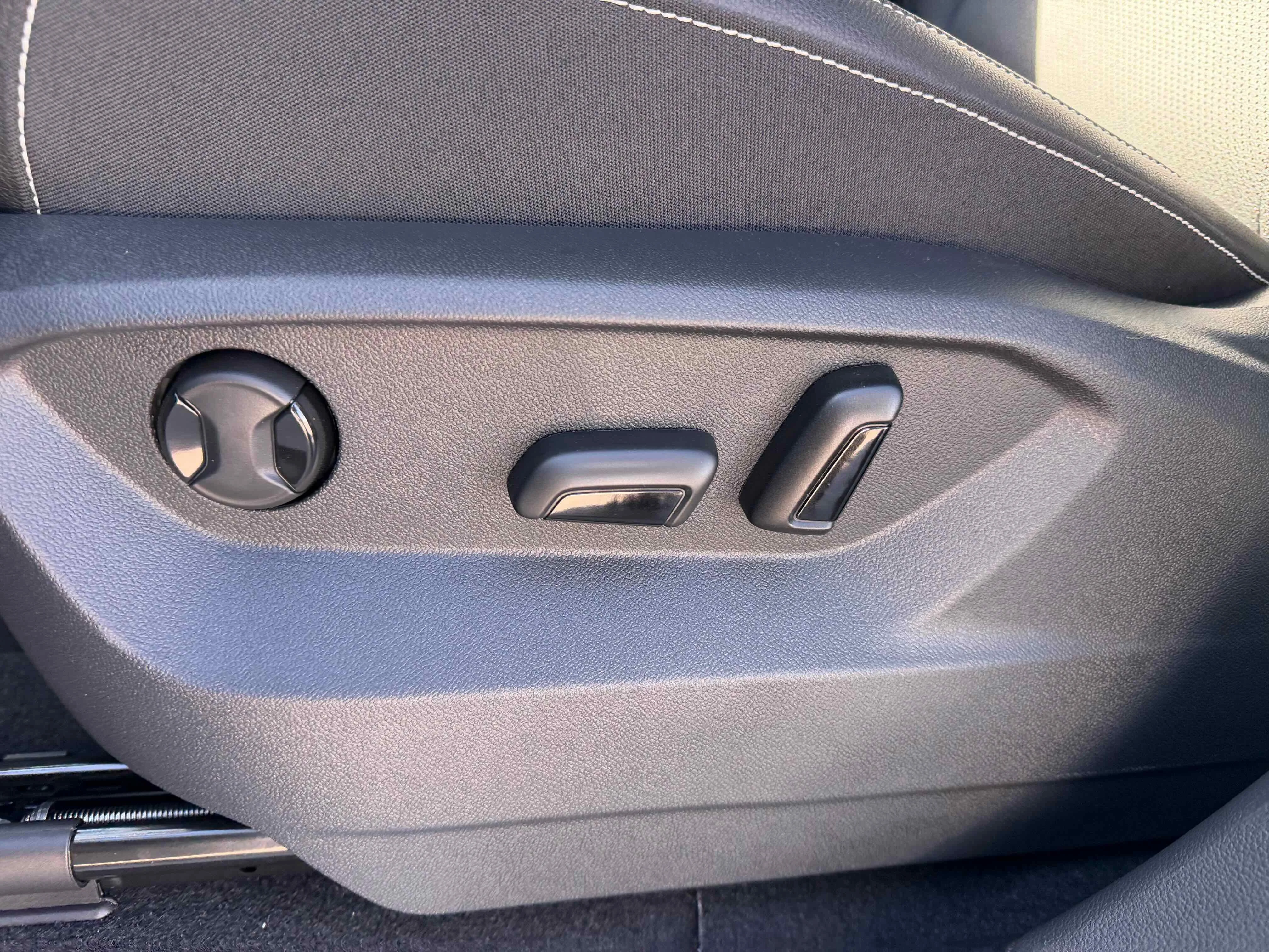 New 2026 Silver Mist Volkswagen 2.0T SE w/Technology image 14