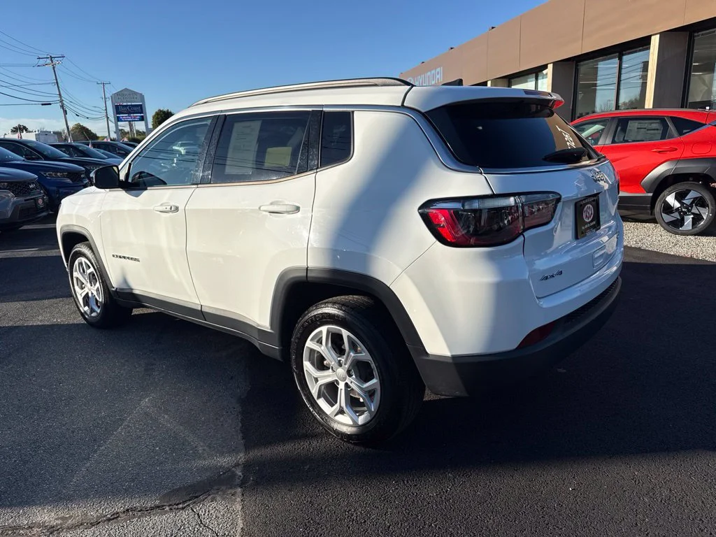 Used 2024 White Jeep Latitude image 9