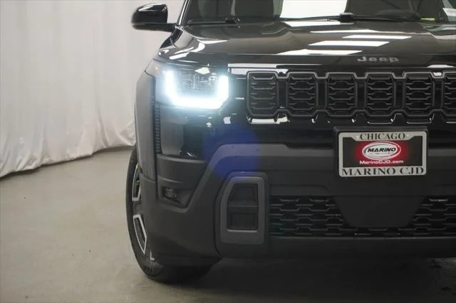 New 2026 Diamond Black Crystal Pearl-Coat Exterior Paint Jeep Limited image 6