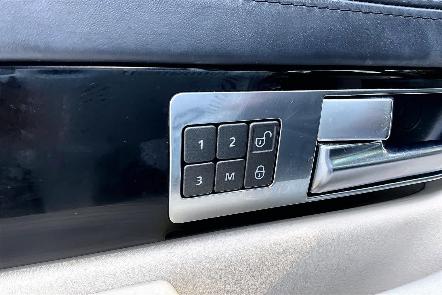 Used 2013 Fuji White Land Rover HSE LUX image 31