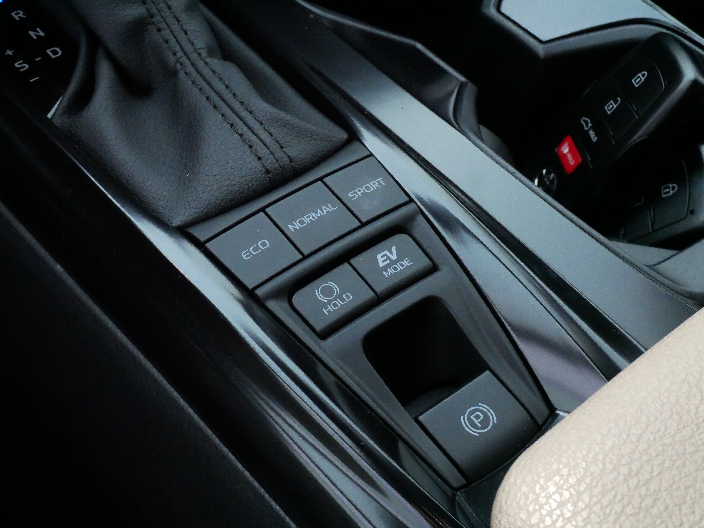 Certified Used 2025 ICE CAP Toyota SE image 25