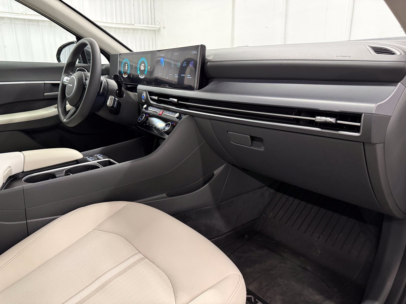 Used 2024 Gray Hyundai SEL image 24