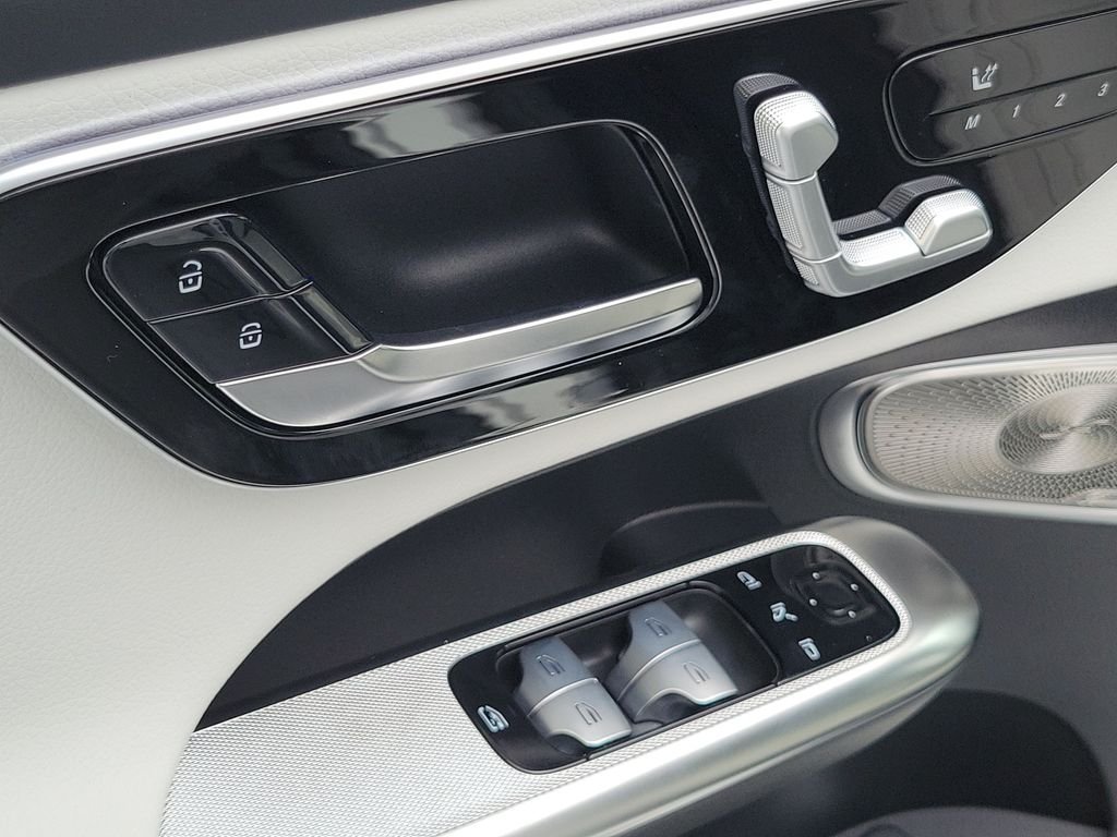 New 2027 MANUFAKTUR Moonlight White Metallic Mercedes-Benz GLC 300 image 18