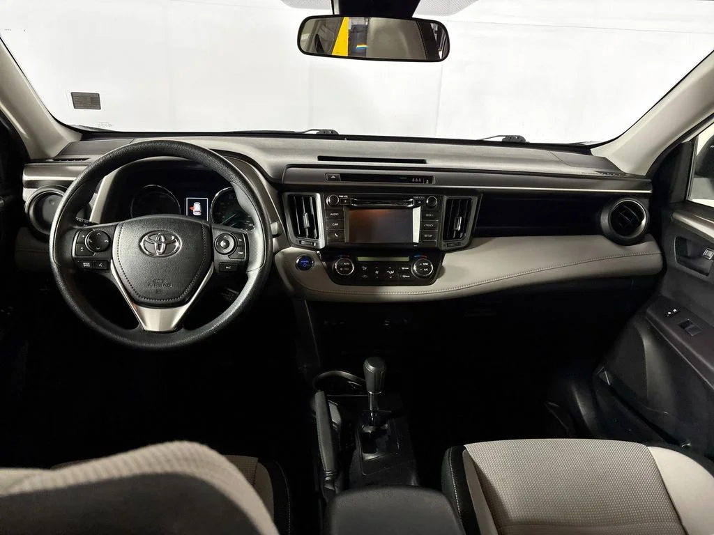 Used 2018 White Toyota LE image 12