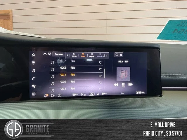 New 2025 Everest White TriCoat Nissan SL image 15