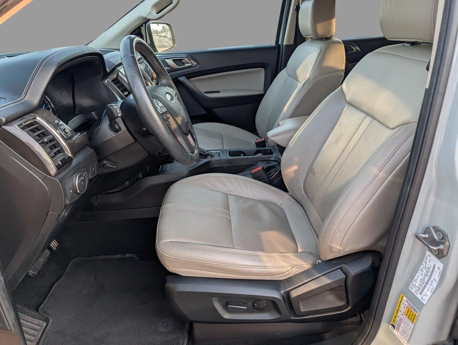 Used 2022 Cactus Gray Ford LARIAT image 11