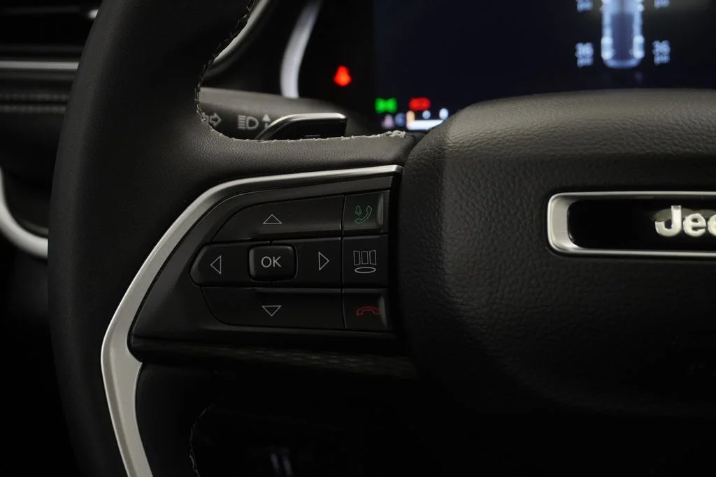 Used 2025 White Jeep Laredo X image 36