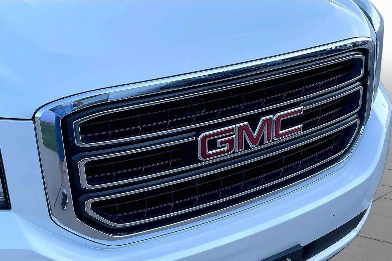 Used 2017 White Frost Tricoat GMC SLT image 28