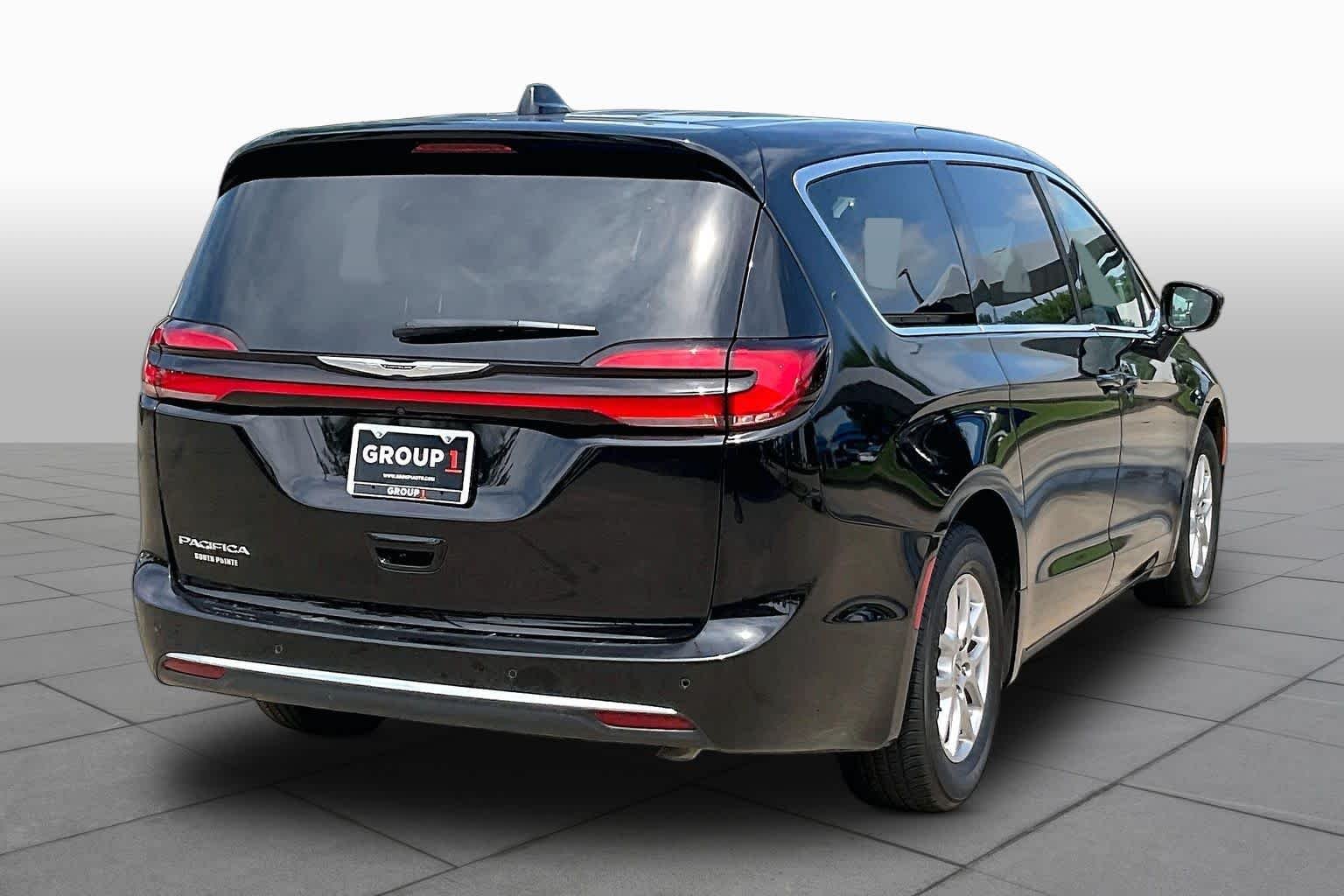 Used 2024 Diamond Black Crystal Pearlcoat Chrysler Touring L image 13