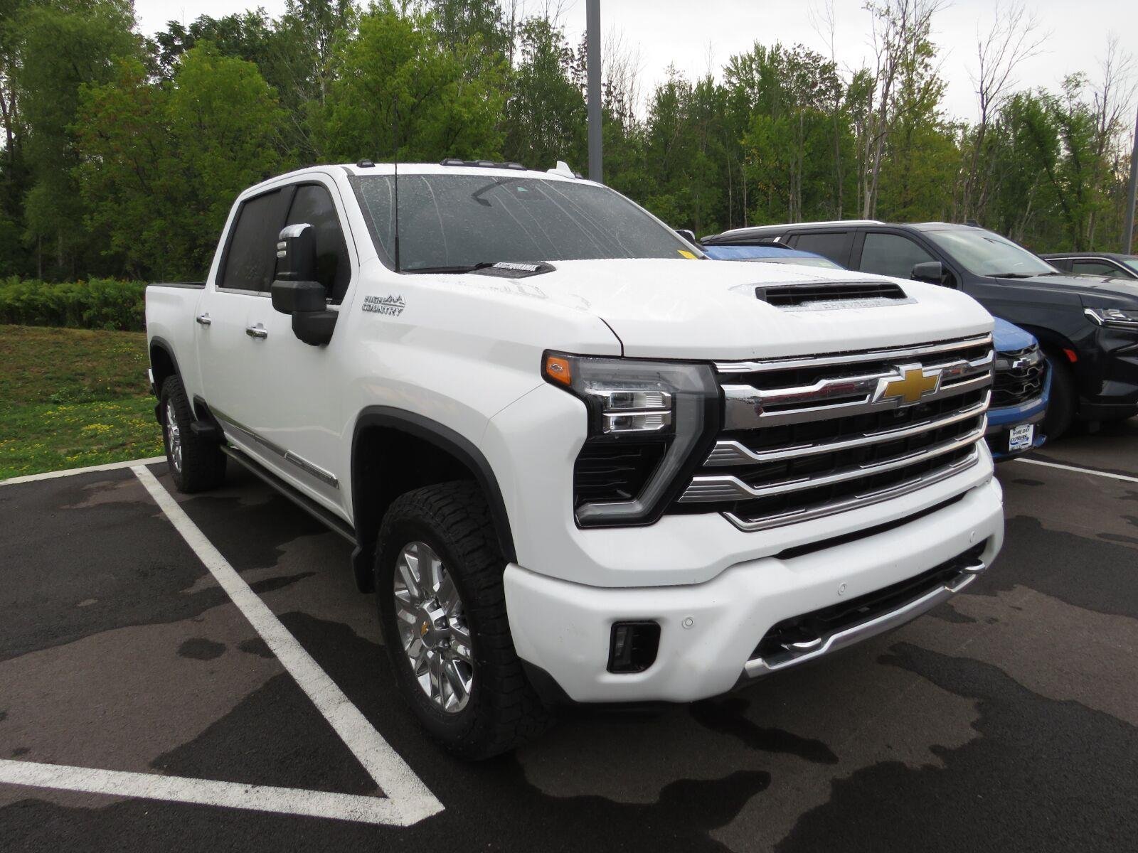 Used 2024 Summit White Chevrolet High Country image 2