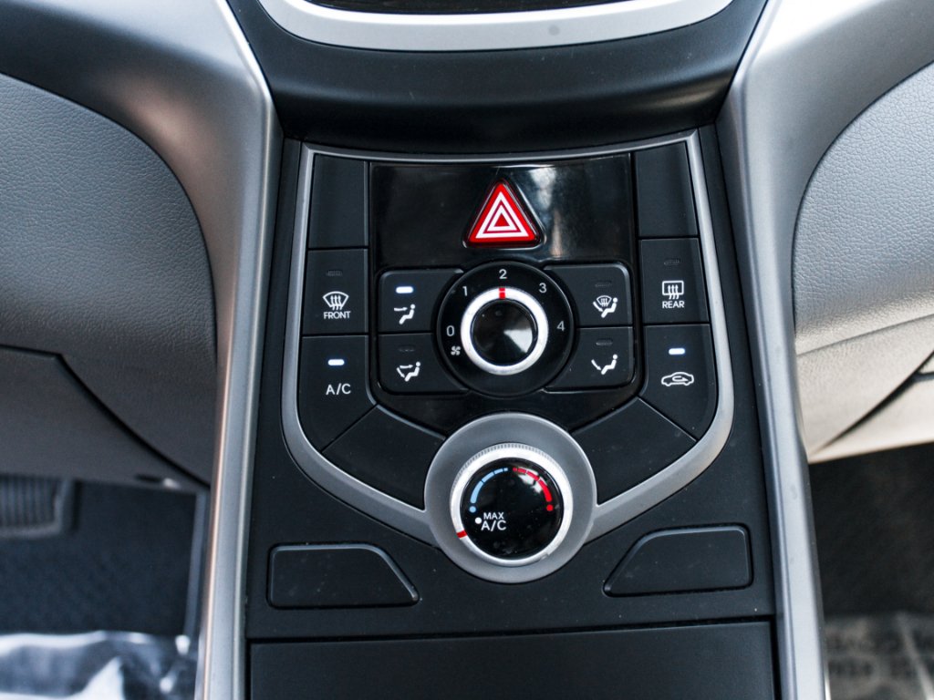 Used 2015 Shale Gray Metallic Hyundai SE image 16