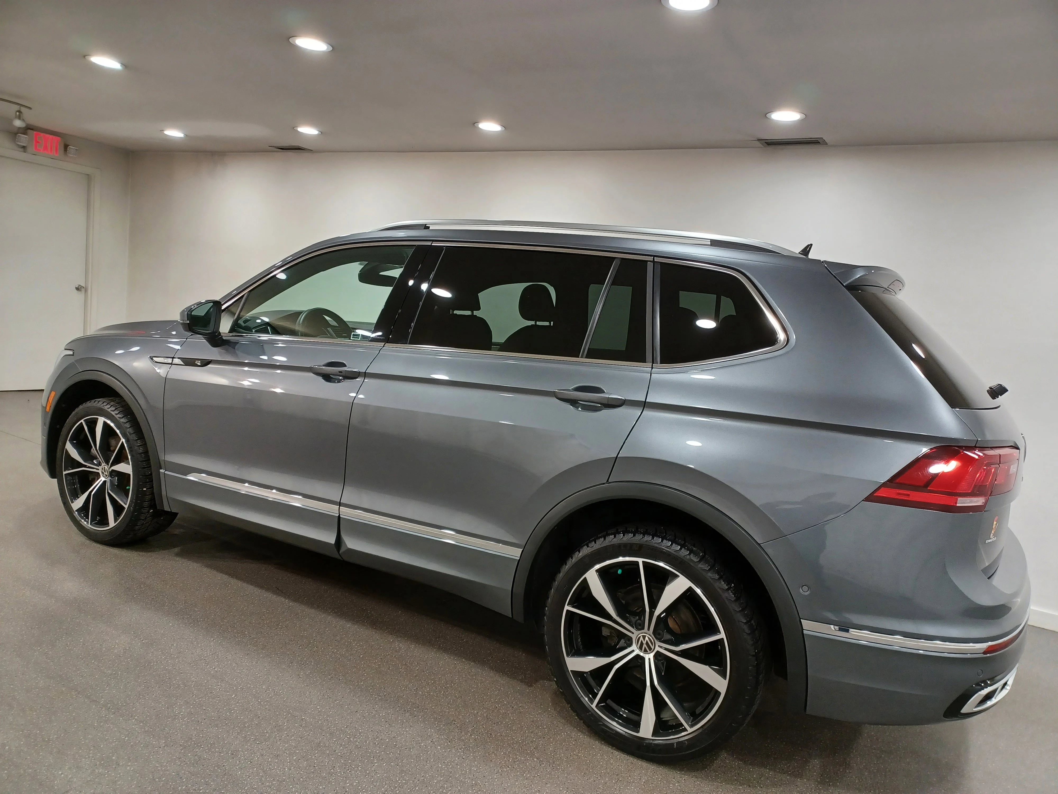 Certified Used 2022 Platinum Gray Metallic Volkswagen Highline R-Line 4Motion*Remote Start | Nav | 360 Cam | Htd & Cooled Leather | Pano Roof | Htd Wheel image 7