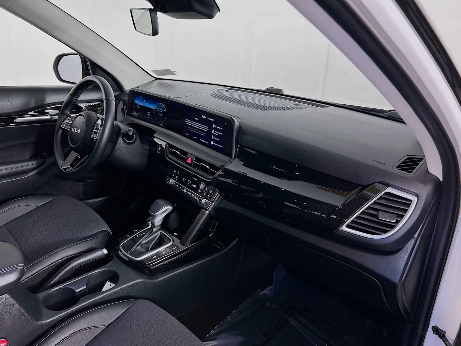 Used 2024 Clear White/Black Roof Kia X-Line image 29