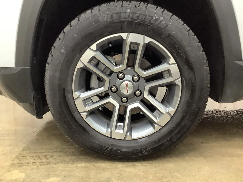 Used 2025 Summit White GMC AWD Elevation image 23