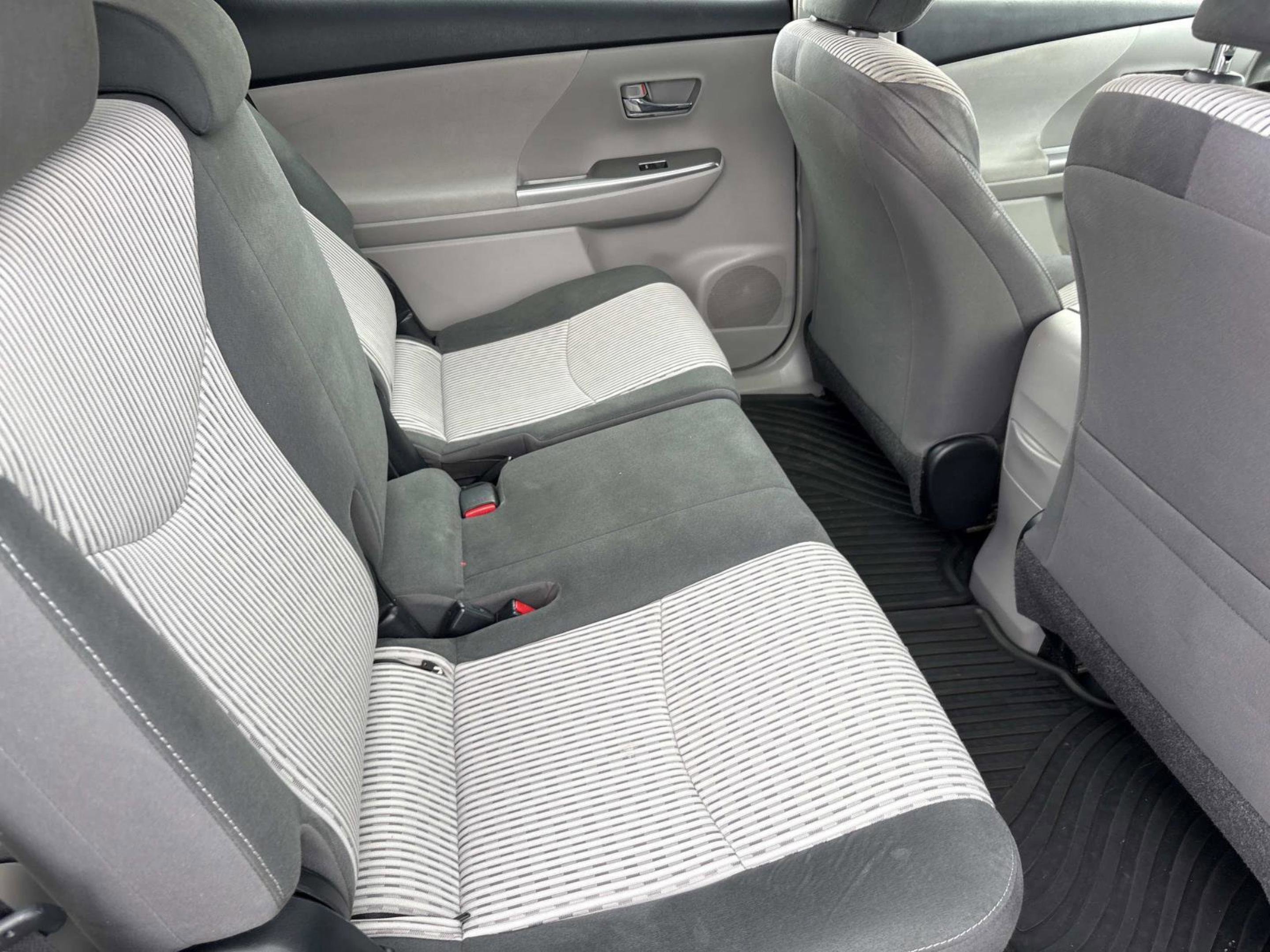 2016 Toyota Prius v Five - Photo 21