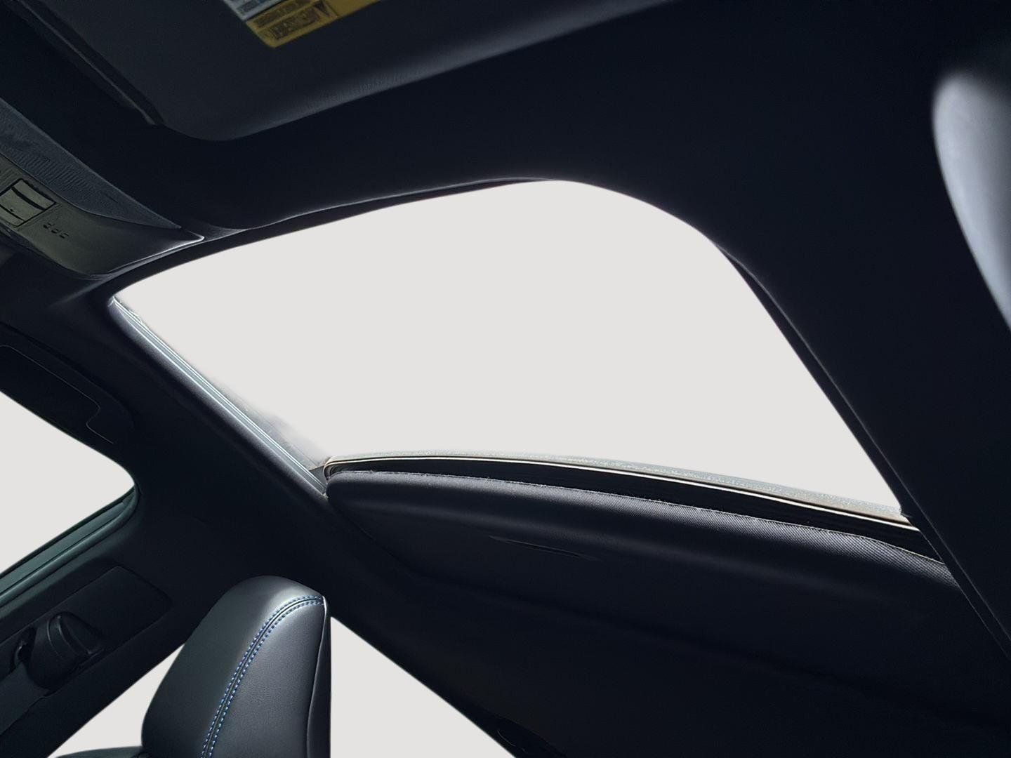 Used 2020 Blizzard Pearl w/Midnight Black Metallic Roof Toyota Hybrid XSE image 9
