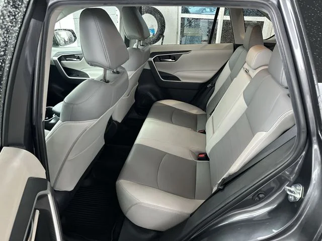 Used 2020 Gray Toyota XLE Premium image 23