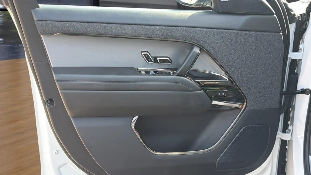 Used 2024 White Land Rover SE image 21