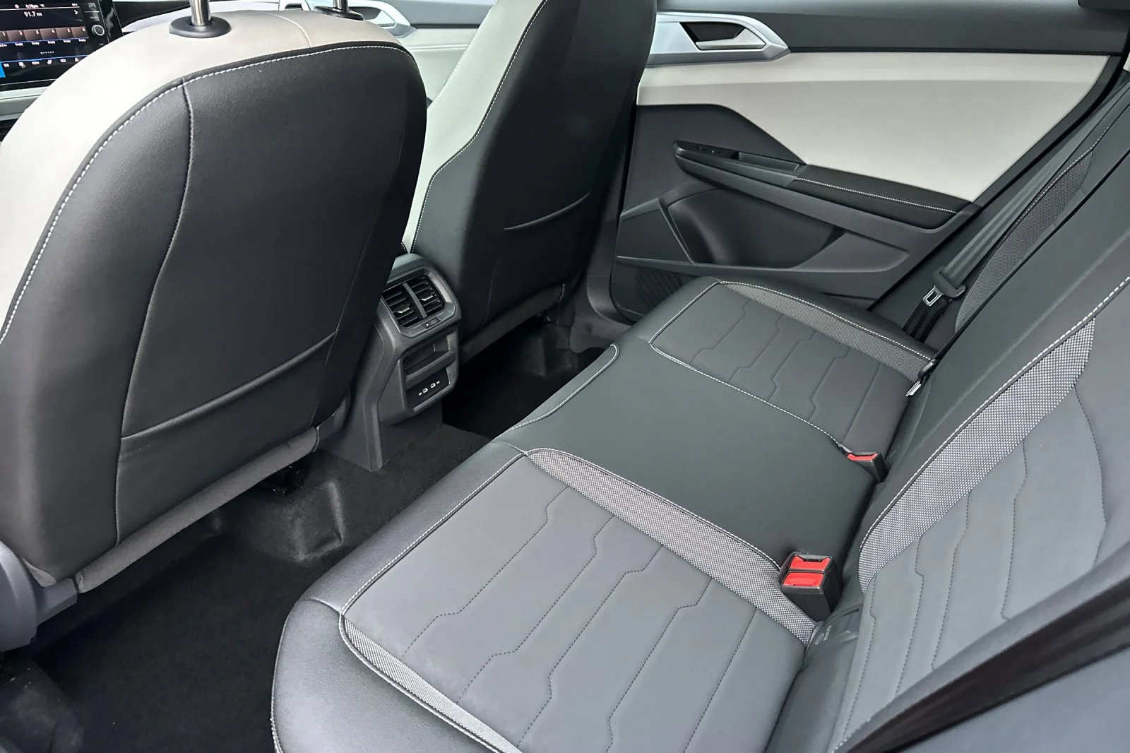 2026 Volkswagen Taos SE - Photo 12