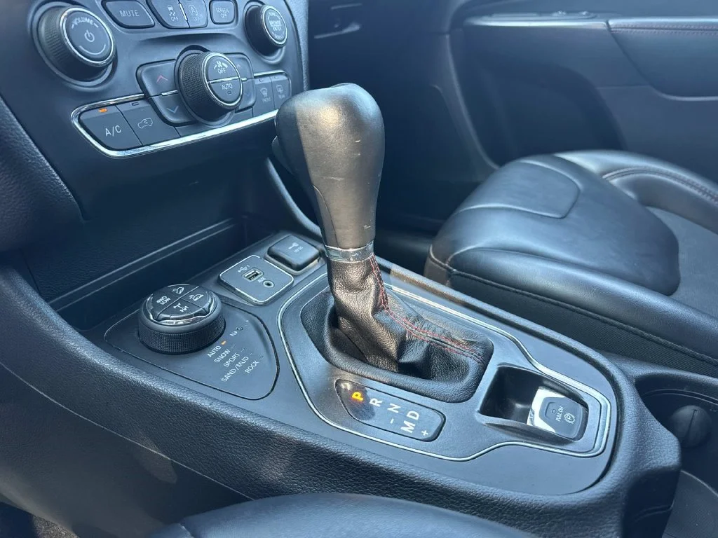 Used 2019 Pearl White Pearlcoat Jeep Trailhawk image 43