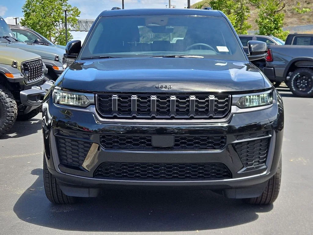 New 2026 Diamond Black Crystal Pearl-Coat Exterior Paint Jeep Altitude image 2