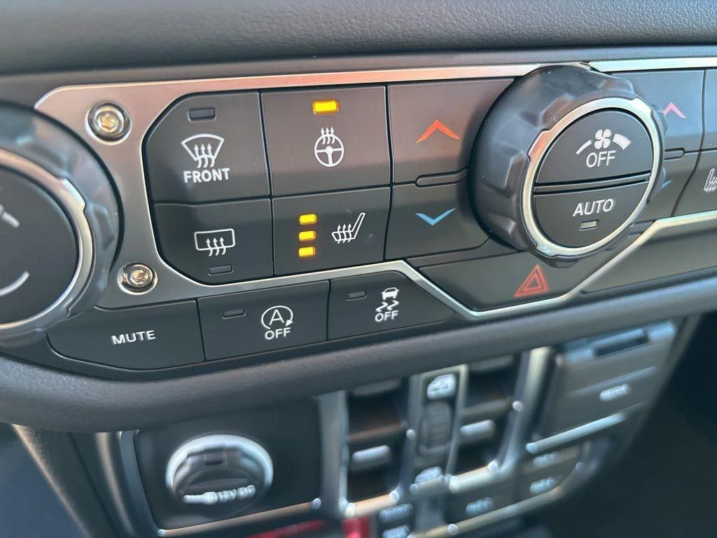 Used 2025  Jeep Rubicon image 26