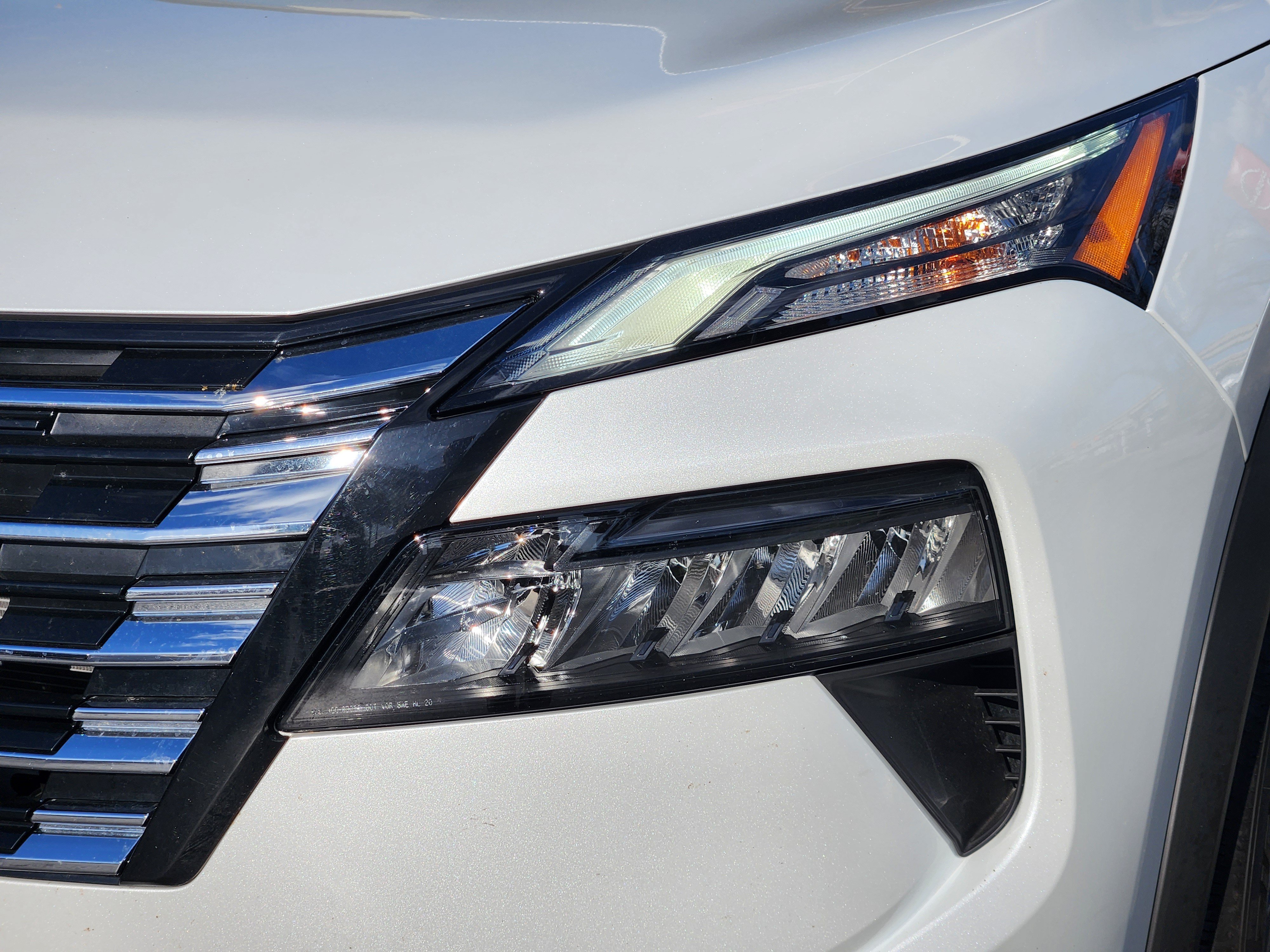 Used 2026 Everest White Pearl Tricoat Nissan SV image 8