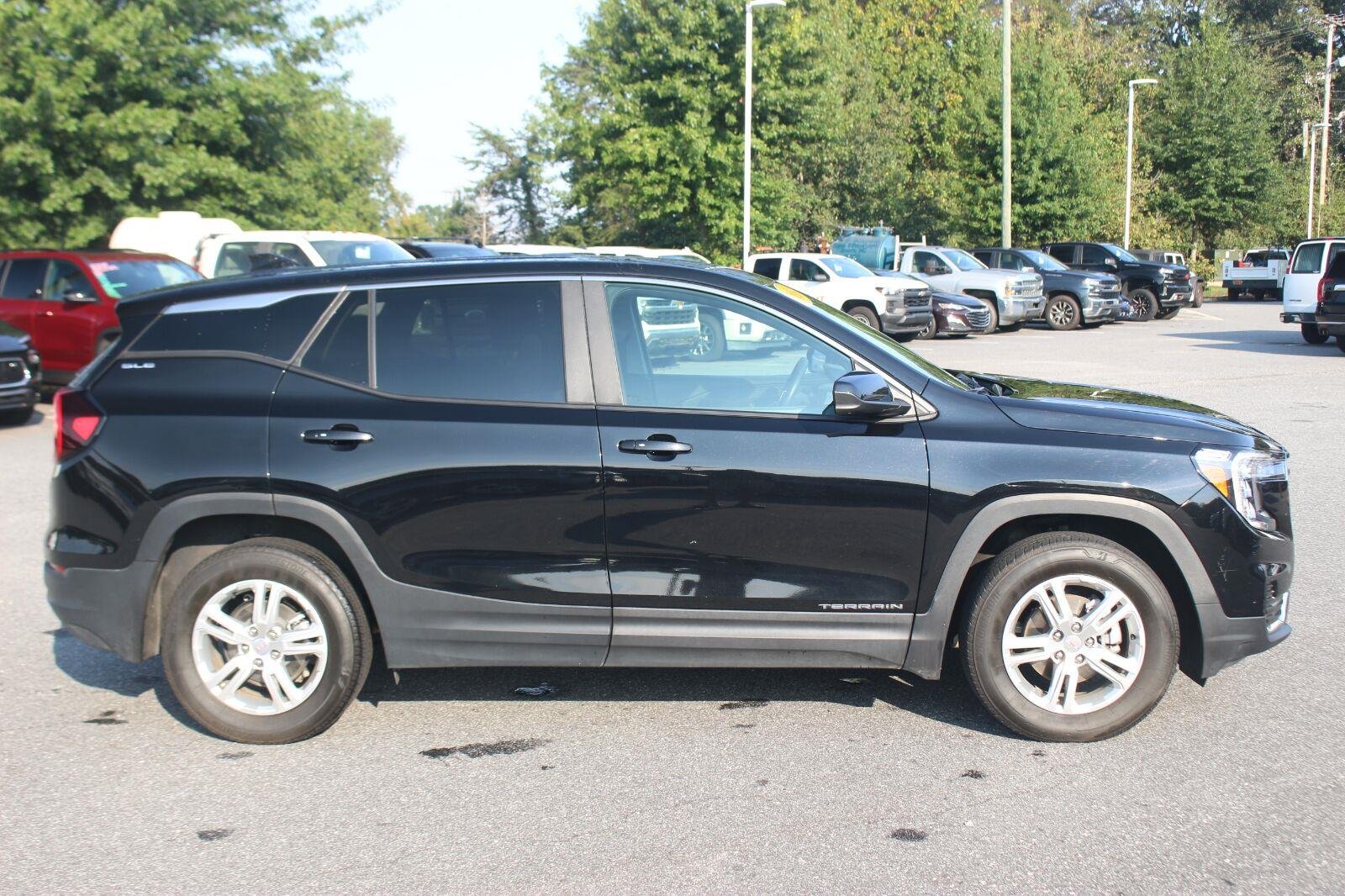 Used 2024 Ebony Twilight Metallic GMC SLE image 8