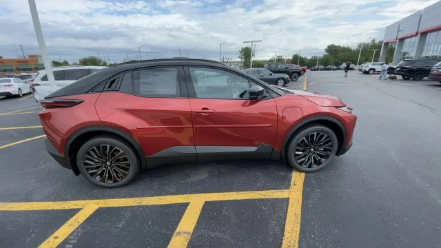 2026 Toyota C-HR XSE - Photo 3