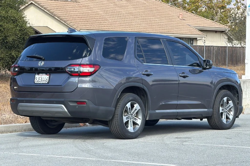 Used 2023 Modern Steel Metallic Honda EX-L image 4
