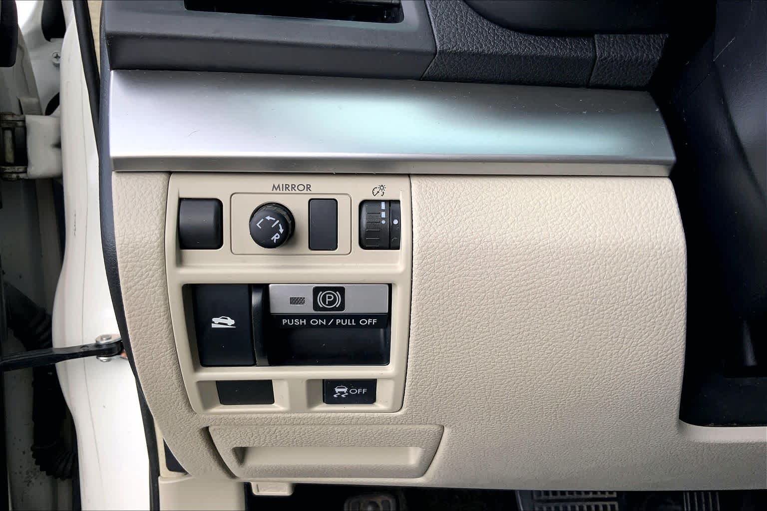 Used 2014 Satin White Pearl Subaru 2.5i Premium image 32