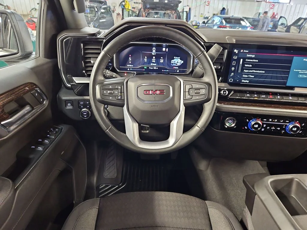 Used 2023 White GMC Elevation image 17