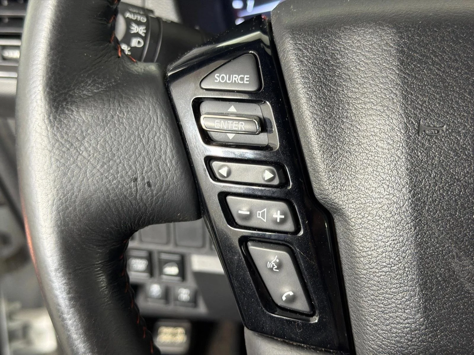 Used 2022 Whtie Nissan PRO-4X image 23