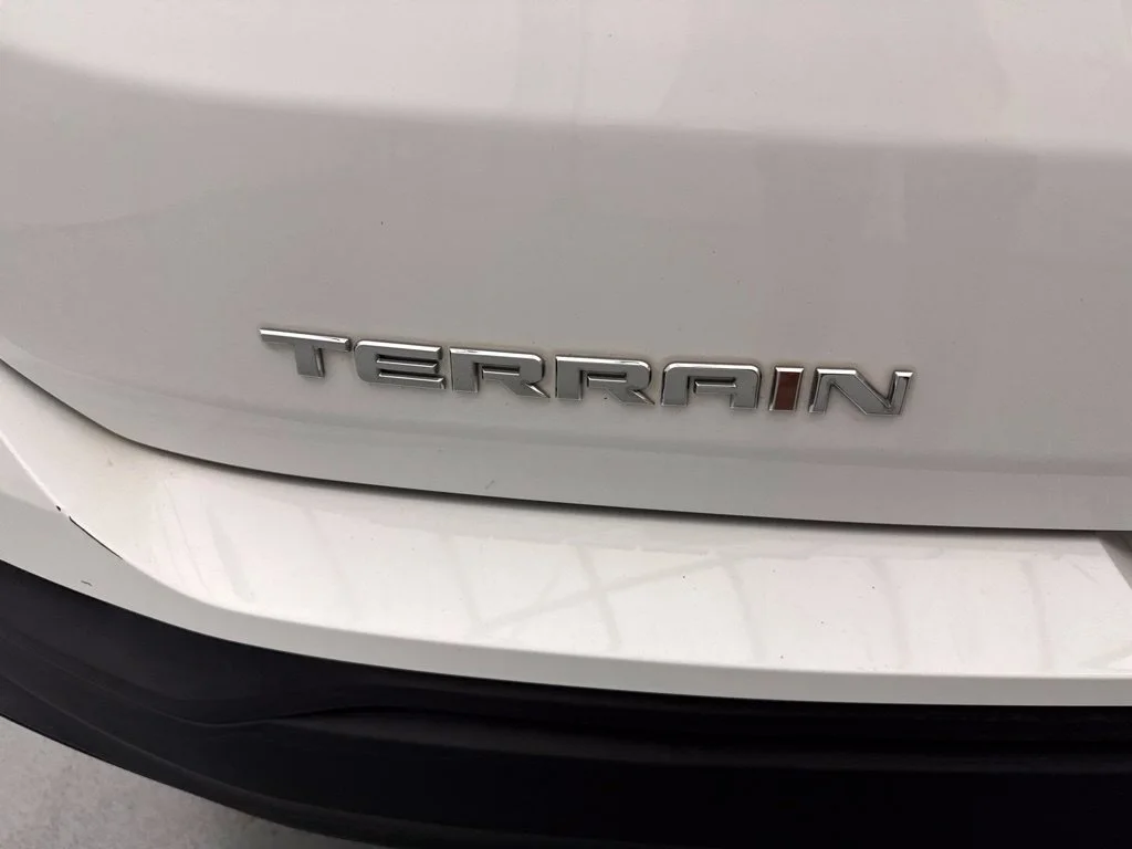 Used 2020 White GMC SLE image 11