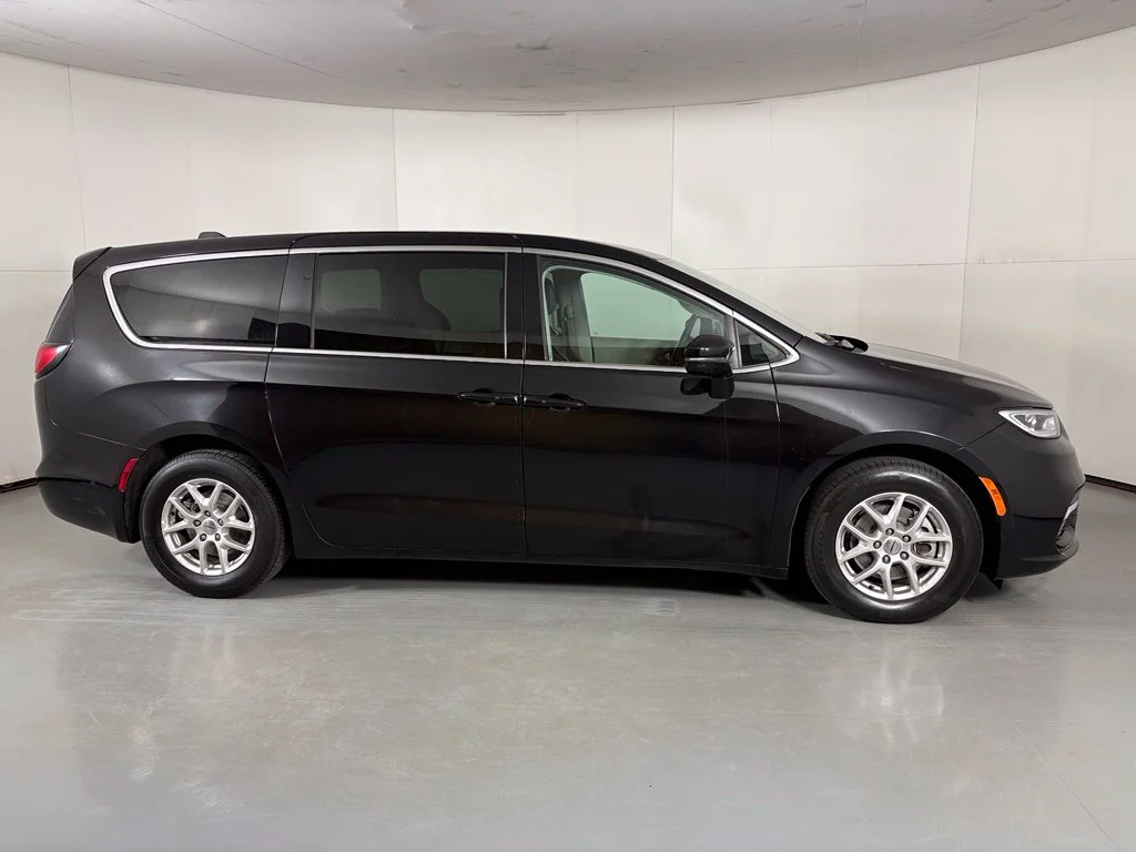 Used 2024 Black Chrysler Touring L image 9