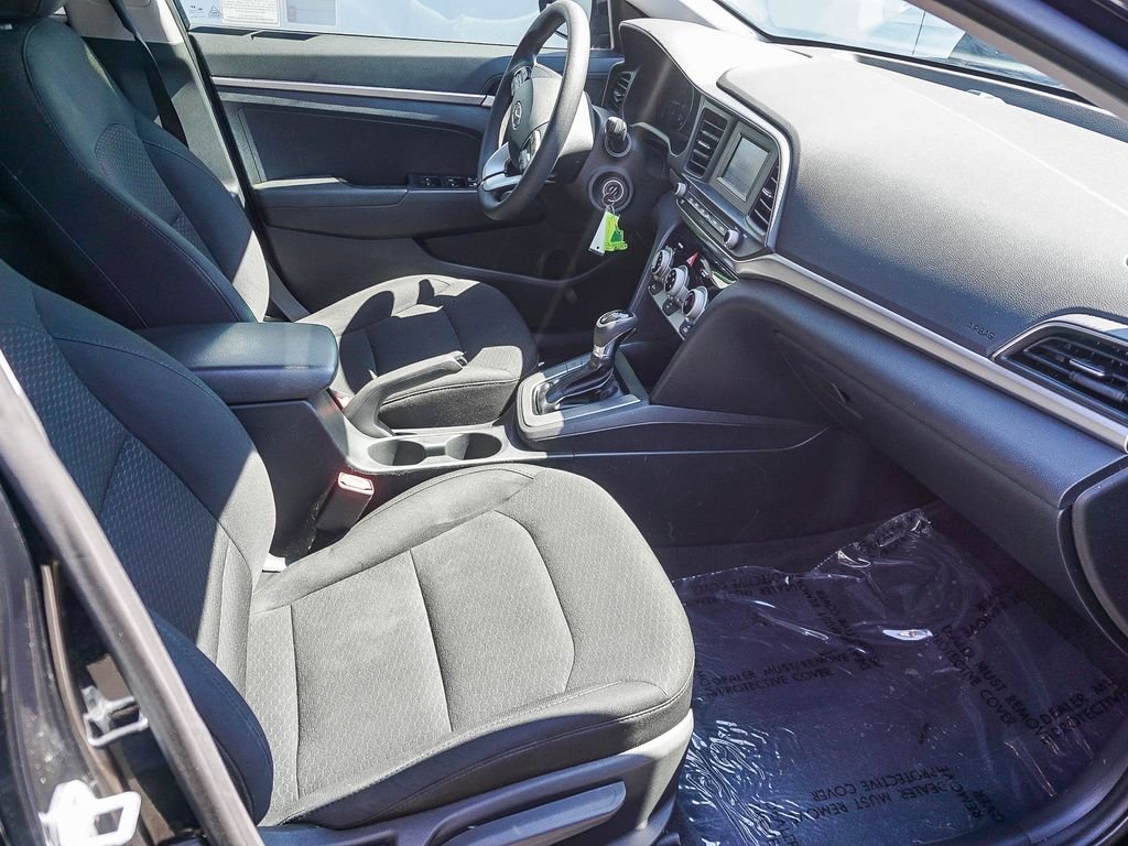 Used 2019 Black Hyundai SE image 12