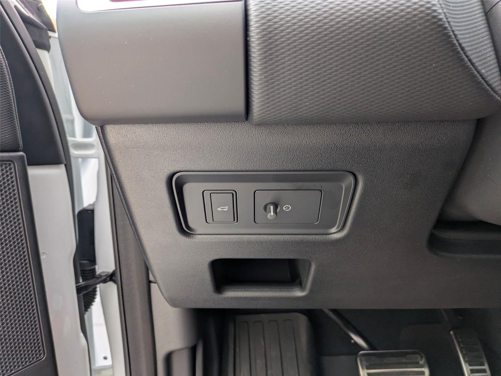 Used 2026 Fuji White Land Rover Dynamic SE image 16