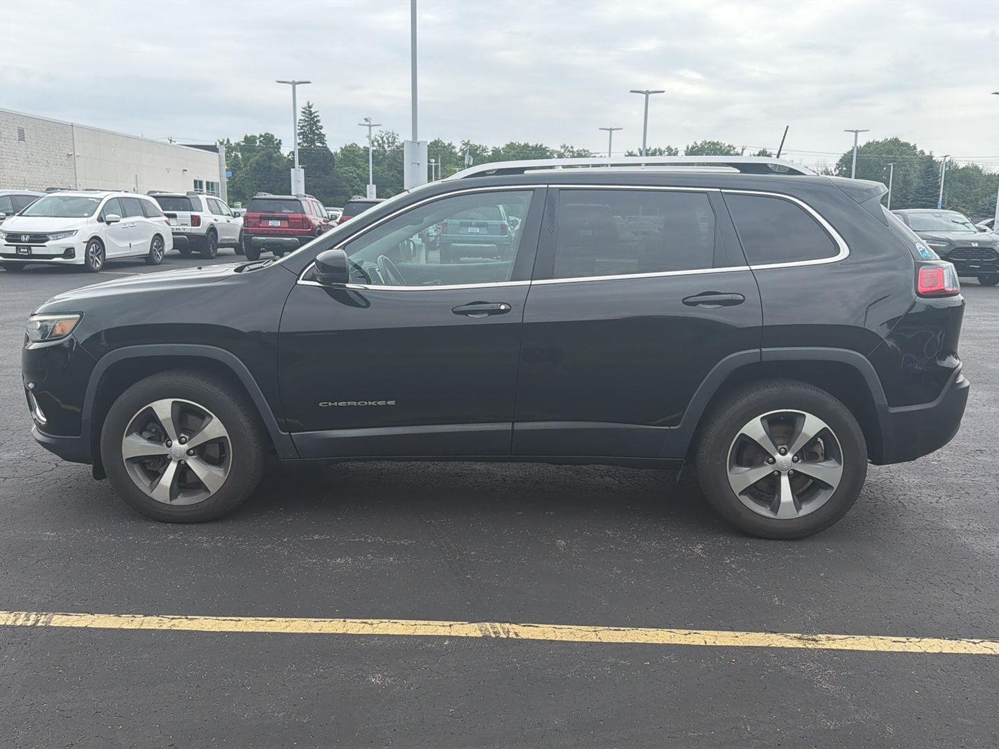 Used 2020 Diamond Black Crystal Pearlcoat Jeep Limited image 9
