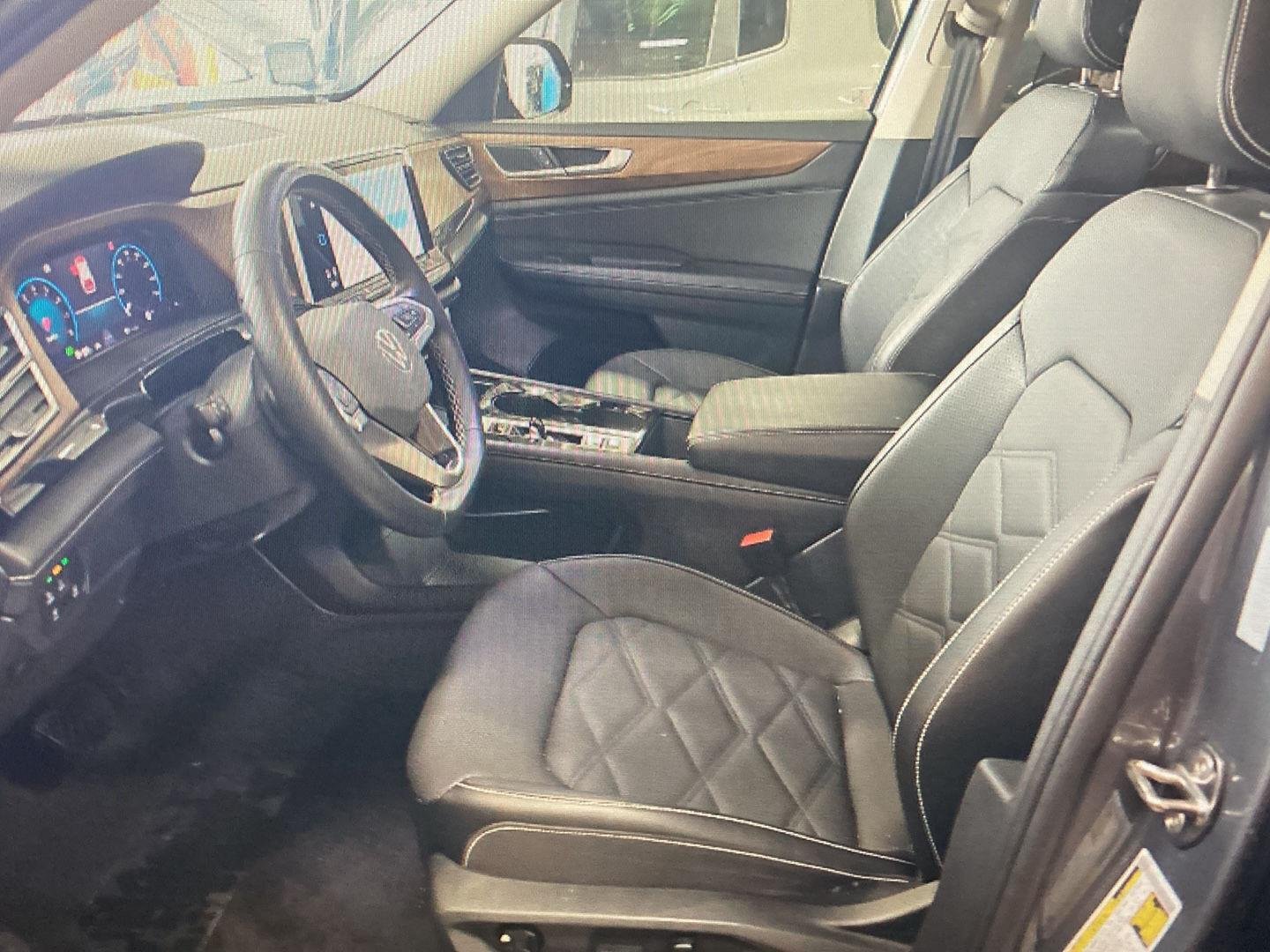 Used 2025  Volkswagen 2.0T SE w/Technology image 6