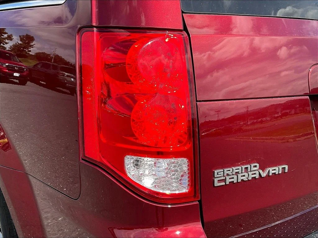 Used 2019 Red Dodge SXT image 29