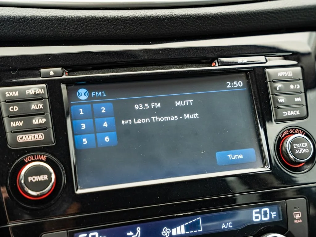 Used 2015 Arctic Blue Metallic Nissan SL image 32