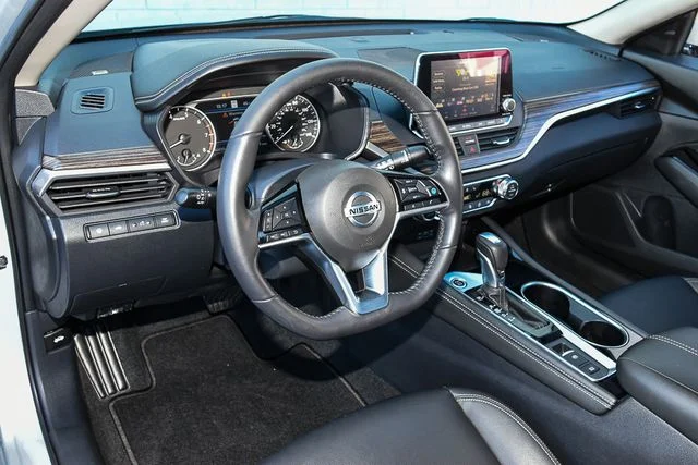 Used 2019 Silver Nissan 2.5 Platinum image 16